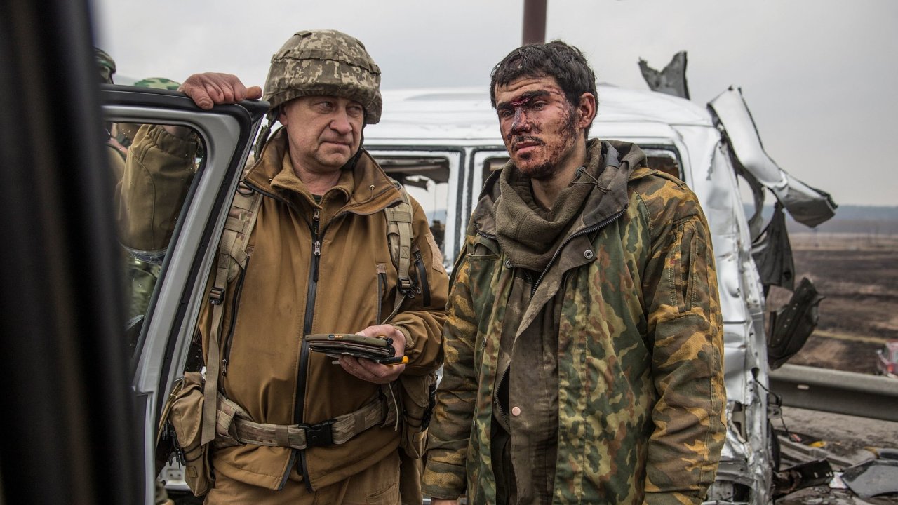 Ukrajinsk vojk s ruskm brancem, kter se vzdal.