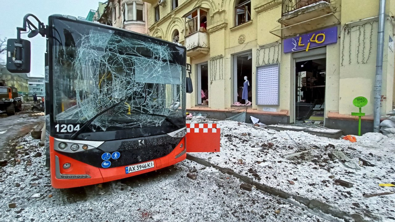 Autobus znien v ukrajinskm Charkov (ilustran foto)