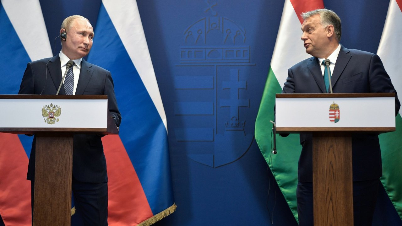 Rusk prezident Vladimir Putin (nalevo) se svm maarskm protjkem Viktorem Orbnem.