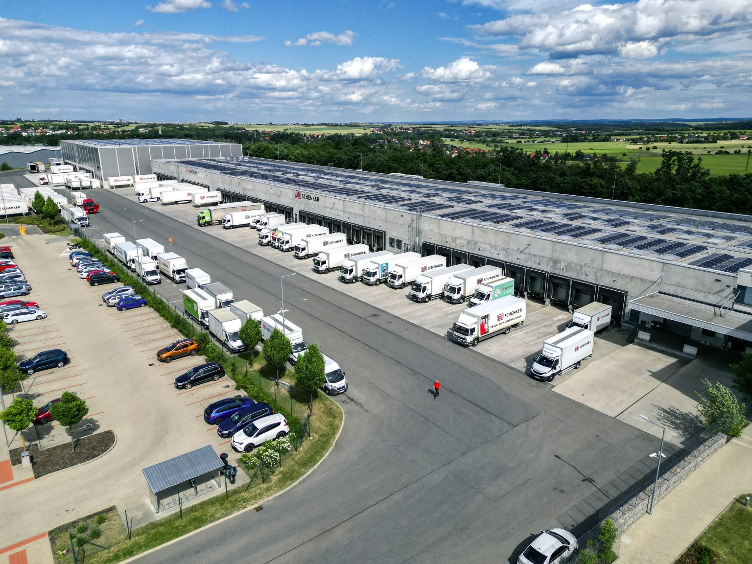 DB Schenker vypracovala cel projekt fotovoltaick elektrrny spolen s Energon Energy Solutions.