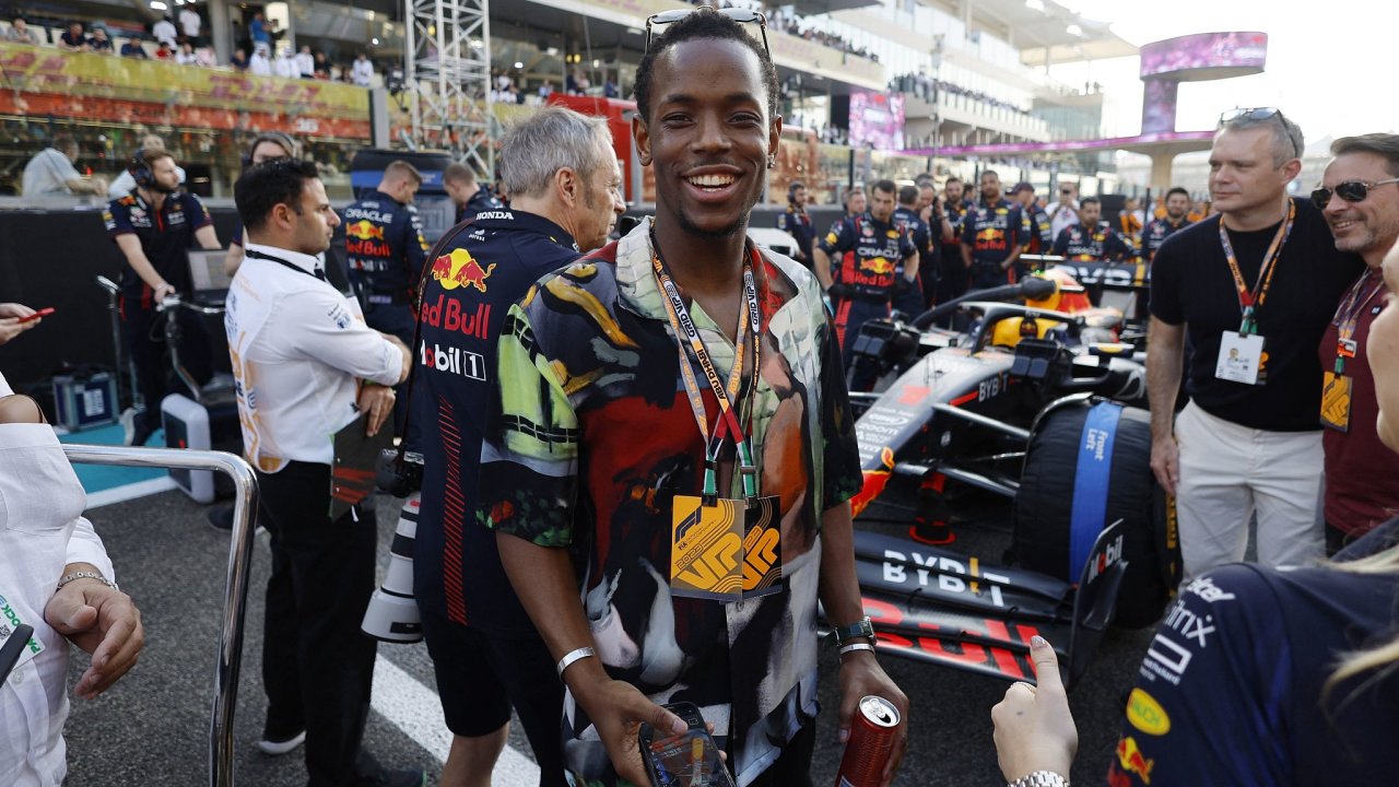 Herec Micheal Ward pózuje pøed vozem formule 1 týmu Red Bull pøi Velké cenì Abú Zabí ve Spojených arabských emirátech.