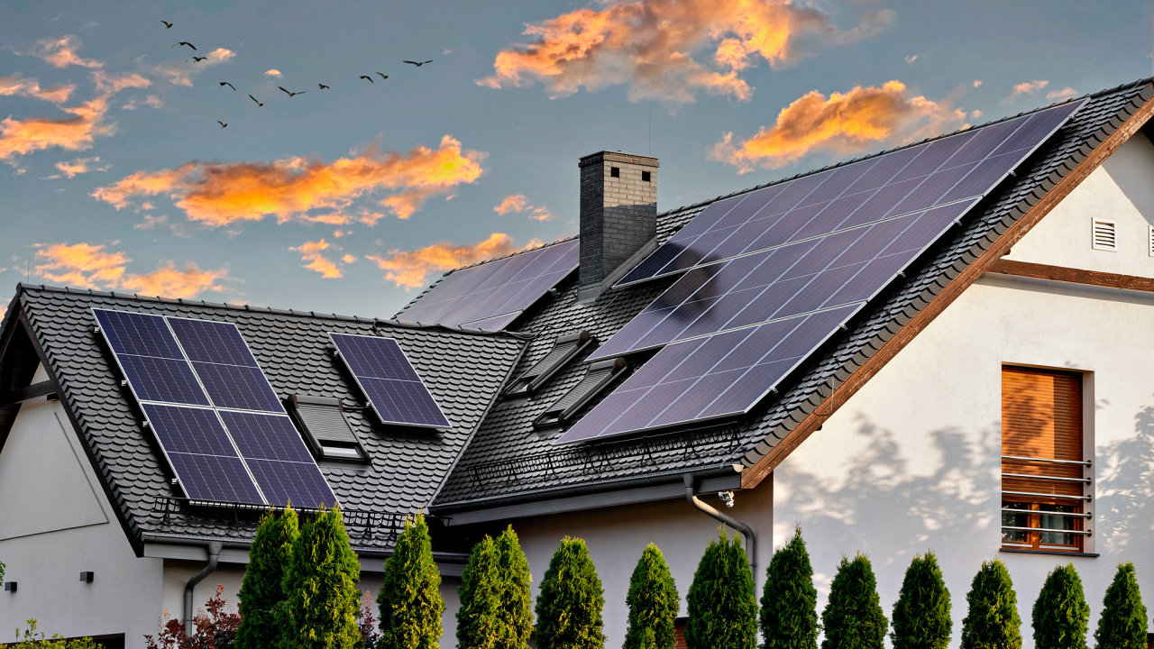 Fotovoltaick panely na stee rodinnho domu