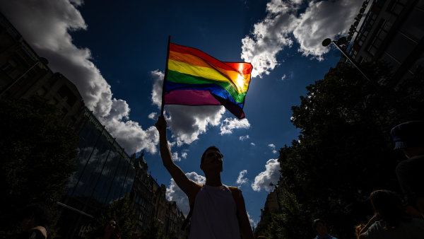 Prahou prochází průvod hrdosti Prague Pride, letošním tématem je rodina. Pořadatelé čekají až 60 tisíc lidí