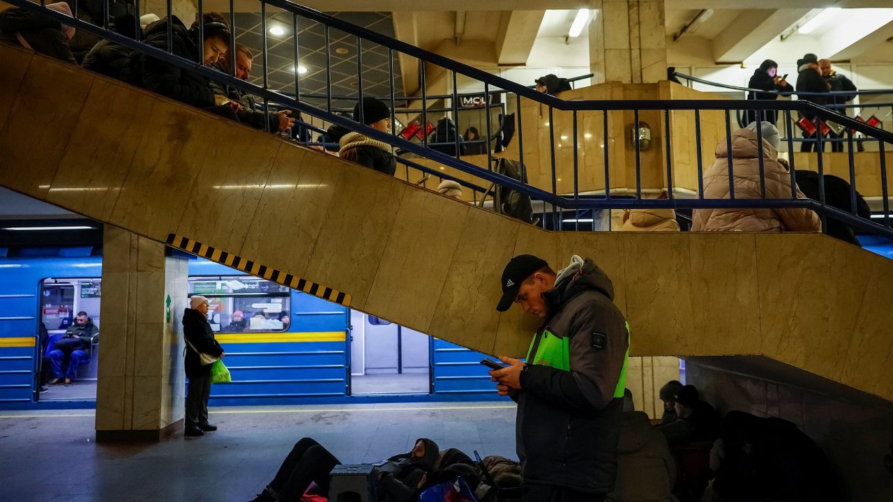 Lid se ukrvaj v stanici metra bhem ruskho vojenskho toku v Kyjev