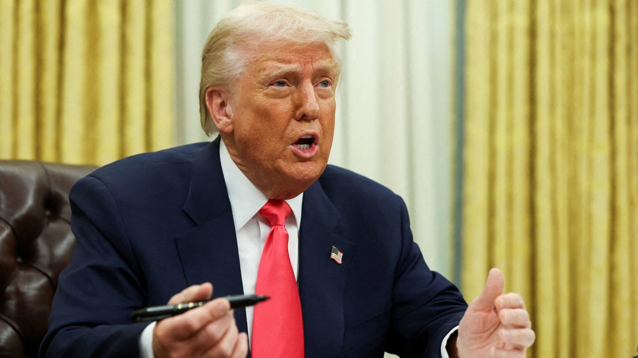 Trump pohrozil Rusku zavedenm novch sankc, dokud nebude pm na Ukrajin.