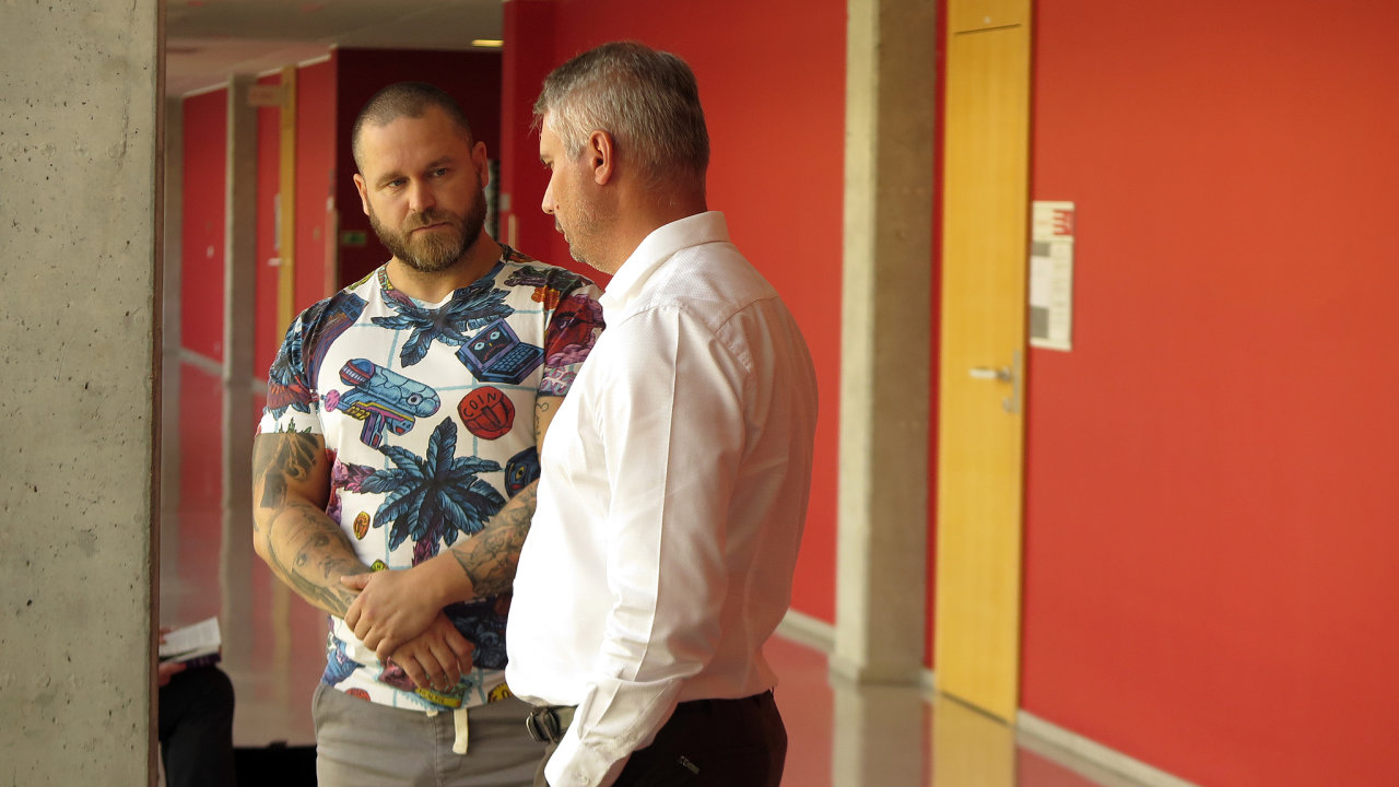 Bval policista Pavel Bra (vlevo) se svm obhjcem Vlastimilem Nmcem ped soudem.