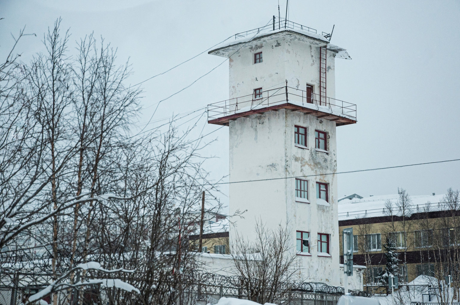 Pohled na vchod do vzesk kolonie ve mst Charp asi 1900 kilometr severovchodn od Moskvy, kde Alexej Navalnyj 16. nora 2024 zemel. Bylo mu 47 let.