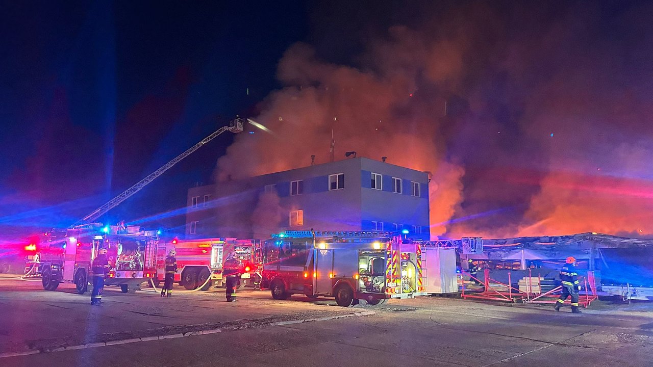 Skladovac� hala v pr�myslov� z�n� v Pardubic�ch ho�ela od �asn�ho r�na a ohe� se roz���il i na administrativn� budovu.