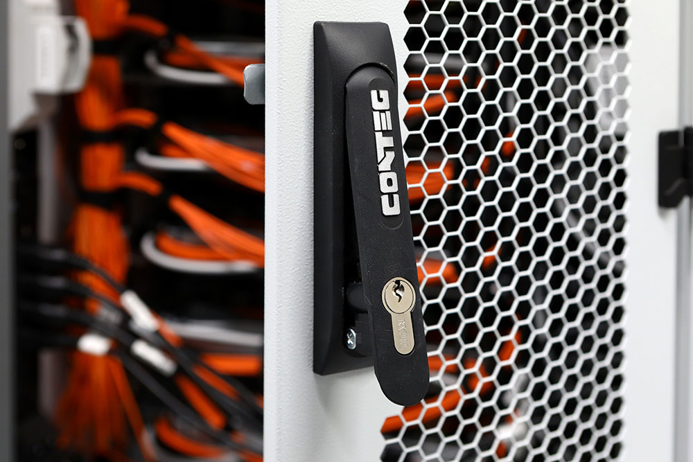 Datov� centrum SafeDX - uzamykateln� rack