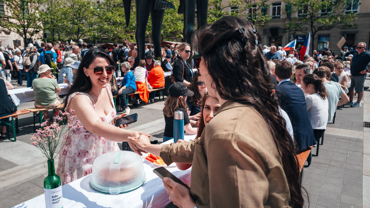 U dlouh�ho stolu na Moravsk�m n�m�st� spolu v r�mci festivalu Meeting Brno usedli sou�asn� obyvatel� Brna, sudet�t� N�mci i potomci v�znamn�ch brn�nsk�ch rodin, aby podpo�ili vz�jemn� dialog a sm��en�