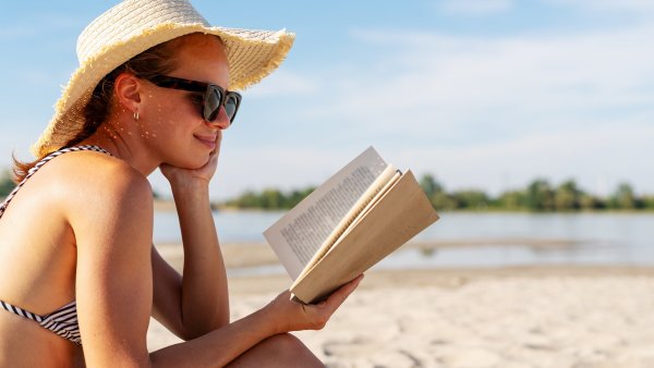 Inspirujte se u expert� a vyberte si knihu na letn� �ten�.