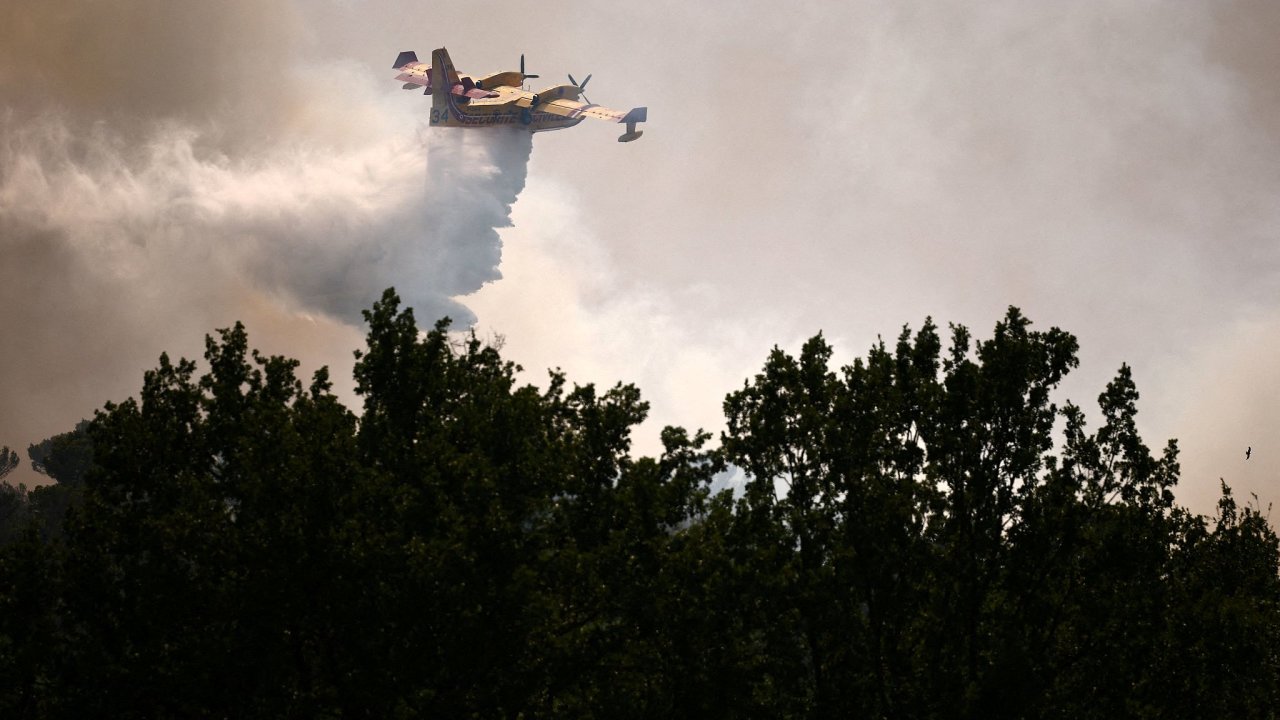 Letoun Canadair při hašení lesního požáru v obecním lese Fox-Amphoux poblíž...
