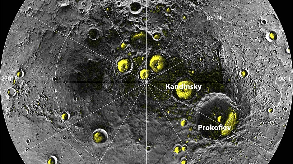 Fotografie severnho plu Merkuru vznikla pekrytm snmk ze sondy Messenger. lut pole oznauj msta se zsobami ledu.