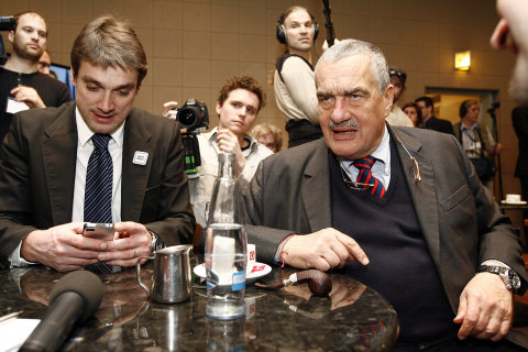 Karel Schwarzenberg a jeho velební štáb v divadle Archa sleduje výsledky voleb. Karel Schwarzenberg