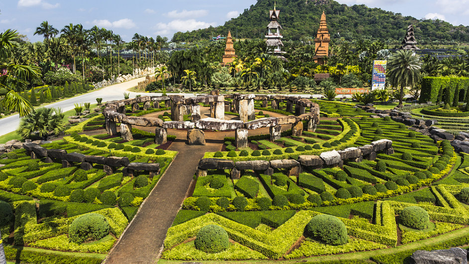 Zahrady Nong Nooch v Thajsku vs ohrom flrou i faunou