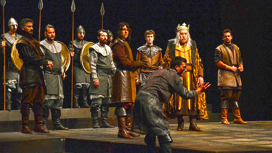 Inscenace Macbetha byla staena a poslze vrcena do programu.