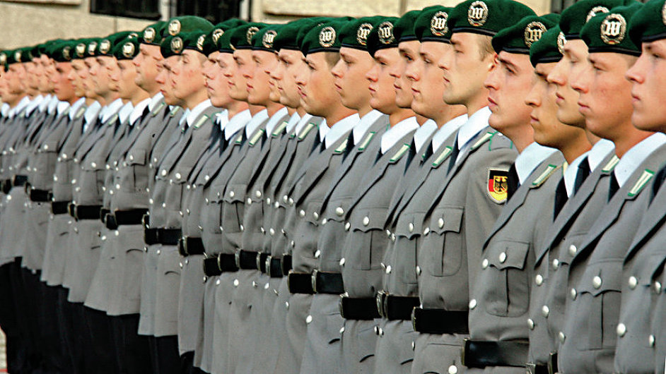 (dpa file) A file picture dated 20 July 2009 shows Bundeswehr recruits at a pledge ceremony in BerlinNot available for license to or for use in Serbia. For multi-territory license please contact your