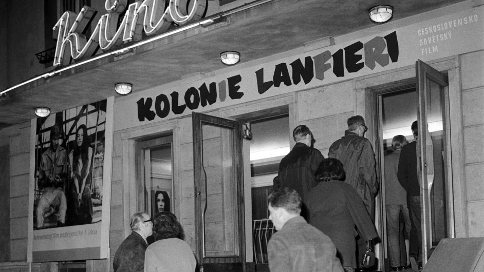 Kino U Hradeb na archivnm snmku z roku 1969 z premiry eskoslovensko-sovtskho koproduknho filmu Kolonie Lanfieri.