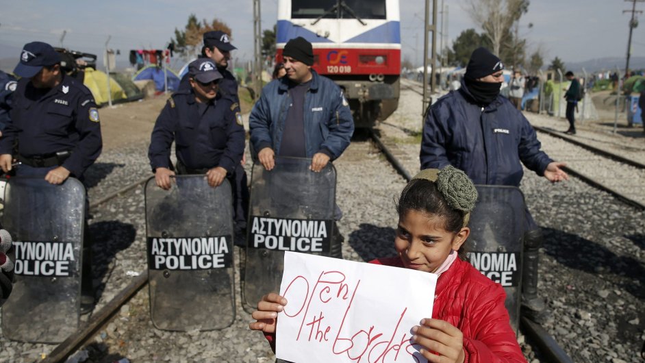 Protestujc uprchlci zablokovali koleje u eck vesnice Idomeni