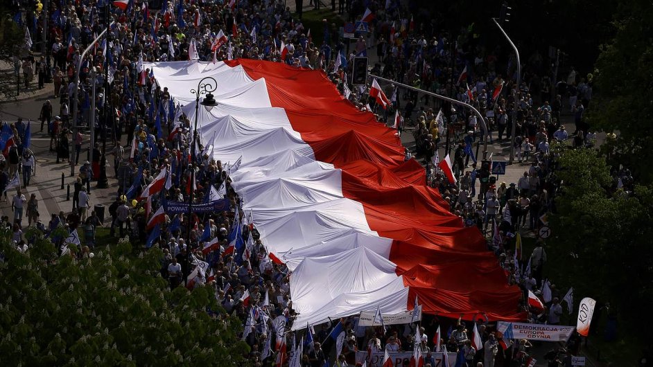 Ve Var�av� demonstruj� statis�ce lid� proti opat�en�m polsk� vl�dy.