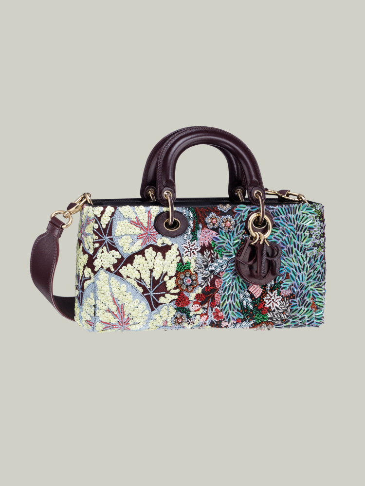 Kabelka Runway Bag. Kabelka Runway Bag měla premiéru na přehlídce DIOR na pařížském fashion weeku. Troufnete si na vyšívanou nebo raději dáte přednost exotické kůži?
Cena 120 000 Kč.