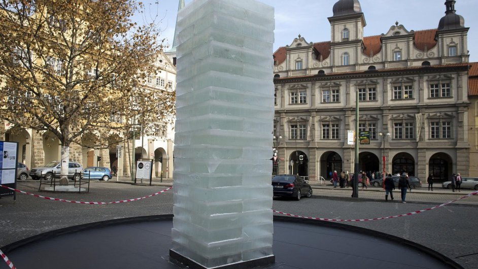 Experimentální ledové dílo nazvané Procesuální instalace stojí na Malostranském námìstí v Praze.