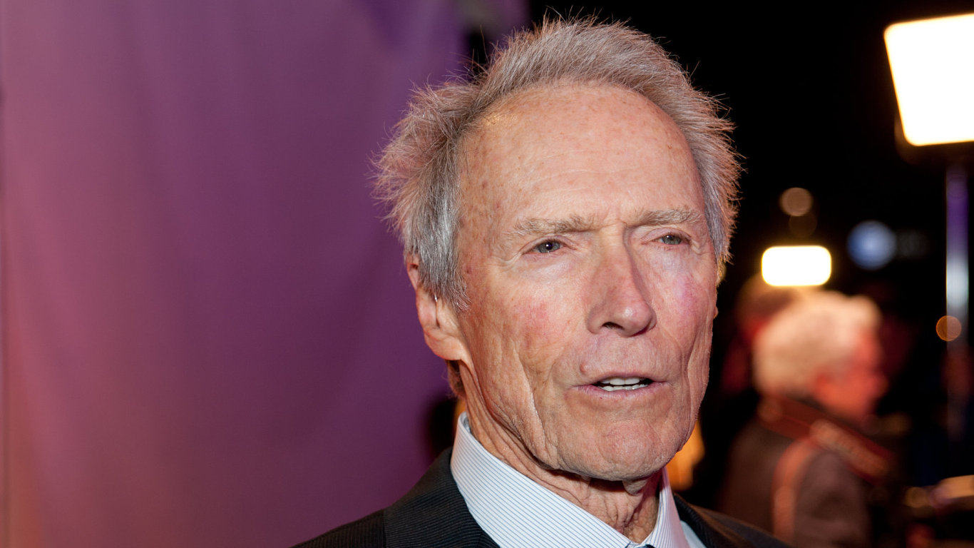 Clint Eastwood na archivnm snmku z prosince 2011 v americk Kalifornii.