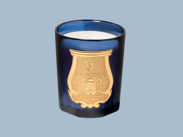 Francouzský výrobce svíček Cire Trudon připravil kolekci Les Belles Matières, inspirovanou indickým jasmínem, kalábrijskou mandarinkou a santalovým dřevem.