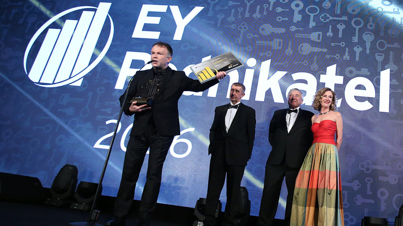 Petr Chmela na vyhlen eskho Podnikatele roku. V pozad (zleva) bval ministr financ Andrej Babi, losk vtz Zdenk Pelc a vedouc partnerka EY v esku Magdalena Souek.