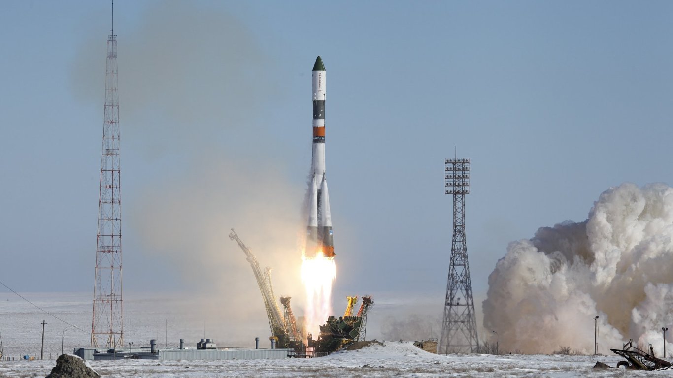 Start nosn rakety Sojuz-U z Bajkonuru, kter do vesmru nese nkladn lo Progress MS-05.