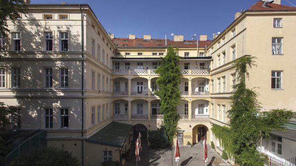 Zeitgeist Asset Management rozšířila své portfolio nájemních domů budovy v ulici Karolíny Světlé v centru hned vedle nejstarší pražské románské rotundy Nalezení sv. Kříže.