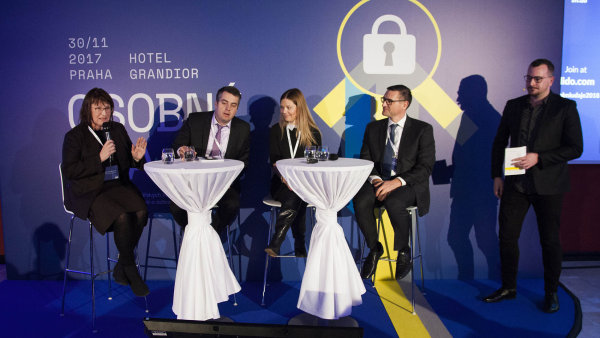 Zleva: Miroslava Matoušová z ÚOOÚ, specialista z Rowan Legal Michal Nulíček, Margit Doležalová z ČSOB, expert KPMG Martin Hladík a moderátor Jaroslav Kramer (HN).