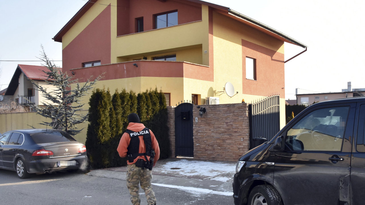 Slovensk policista ped domem italskho podnikatele Antonia Vadaly, zadrenho v souvislosti s vyetovnm vrady investigativnho novine.