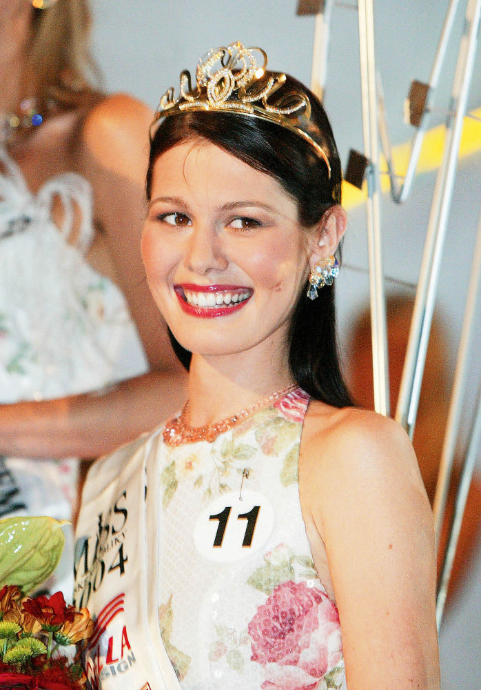 2004 - Jana Doleželová. Modelka, moderátorka, příležitostná herečka a farmaceutka. Vlastnila a provozovala lékárnu. Pečuje o malou dceru.
