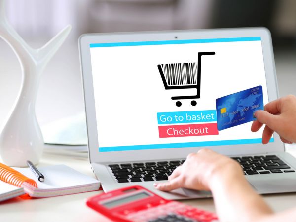 Češi letos utratili v e-shopech o 11 procent více než loni.