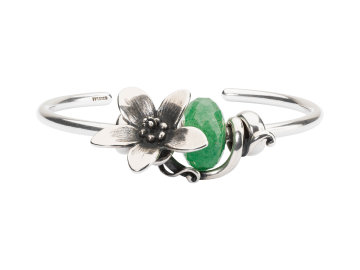 Probuďte se ze zimního spánku s Trollbeads. Náramek Rozkvetlá louka z jarní kolekce zdobí zelený avanturín a stříbrný přívěsek Sasanka.