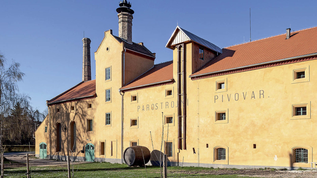 Místo pùvodnì plánované staré fary mají architekti Jana a Pavel Prouzovi pivovar. Rozpadlou technickou památku zachránili.