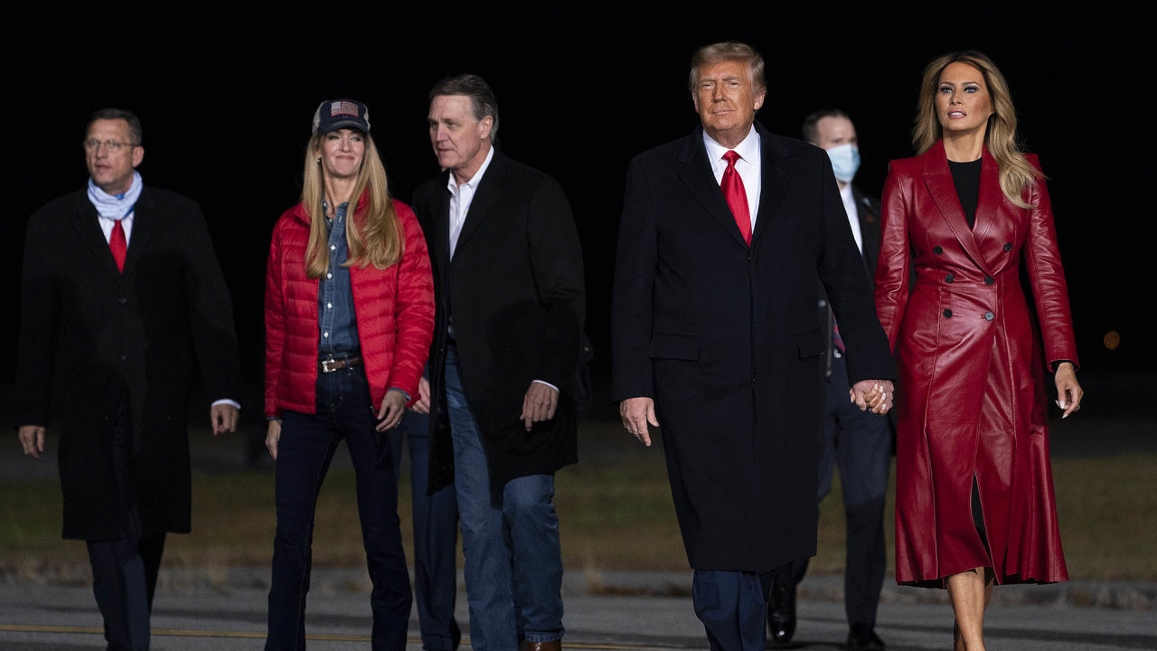 Nadje pro republikny: Prezident Donald Trump (na snmku s manelkou Melani) podpoil oba republiknsk kandidty doSentu vGeorgii, Davida Perduea (uprosted) aKelly Loefflerovou (vlevo).