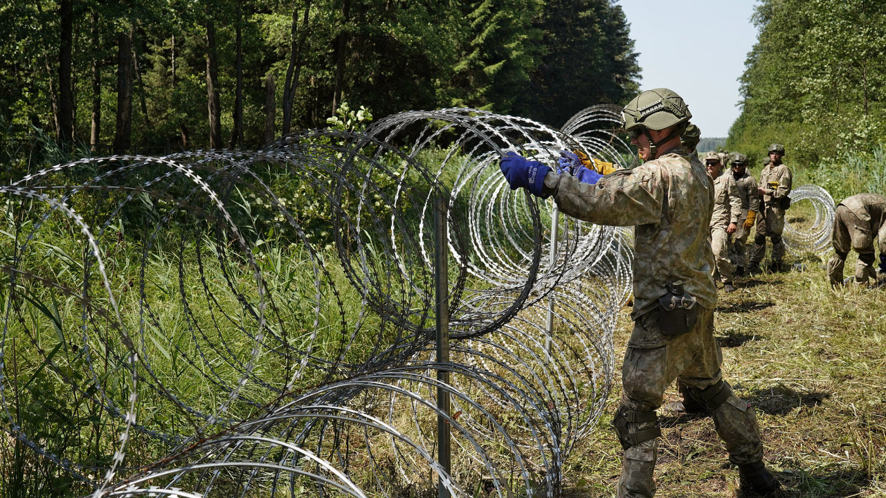 Litevská armáda na hranici mezi Litvou a Bìloruskem instalovala zábrany z žiletkového drátu. Pøíští rok je nahradí plot s ostnatým drátem.