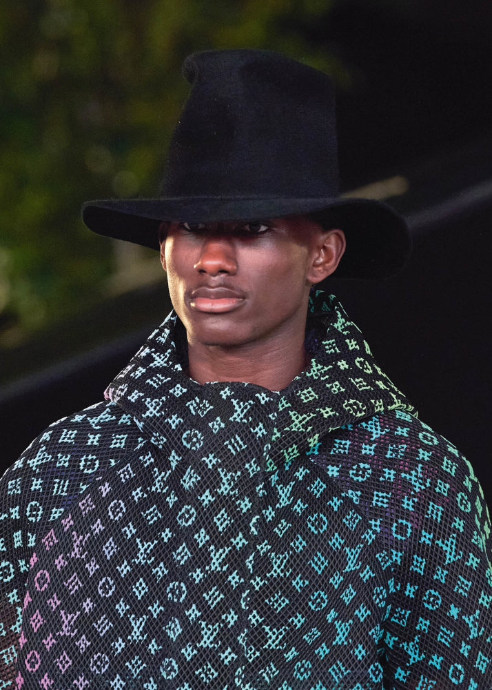 Loni na podzim zase pro Louis Vuitton uvedl outfity v podobě pařížských památek.