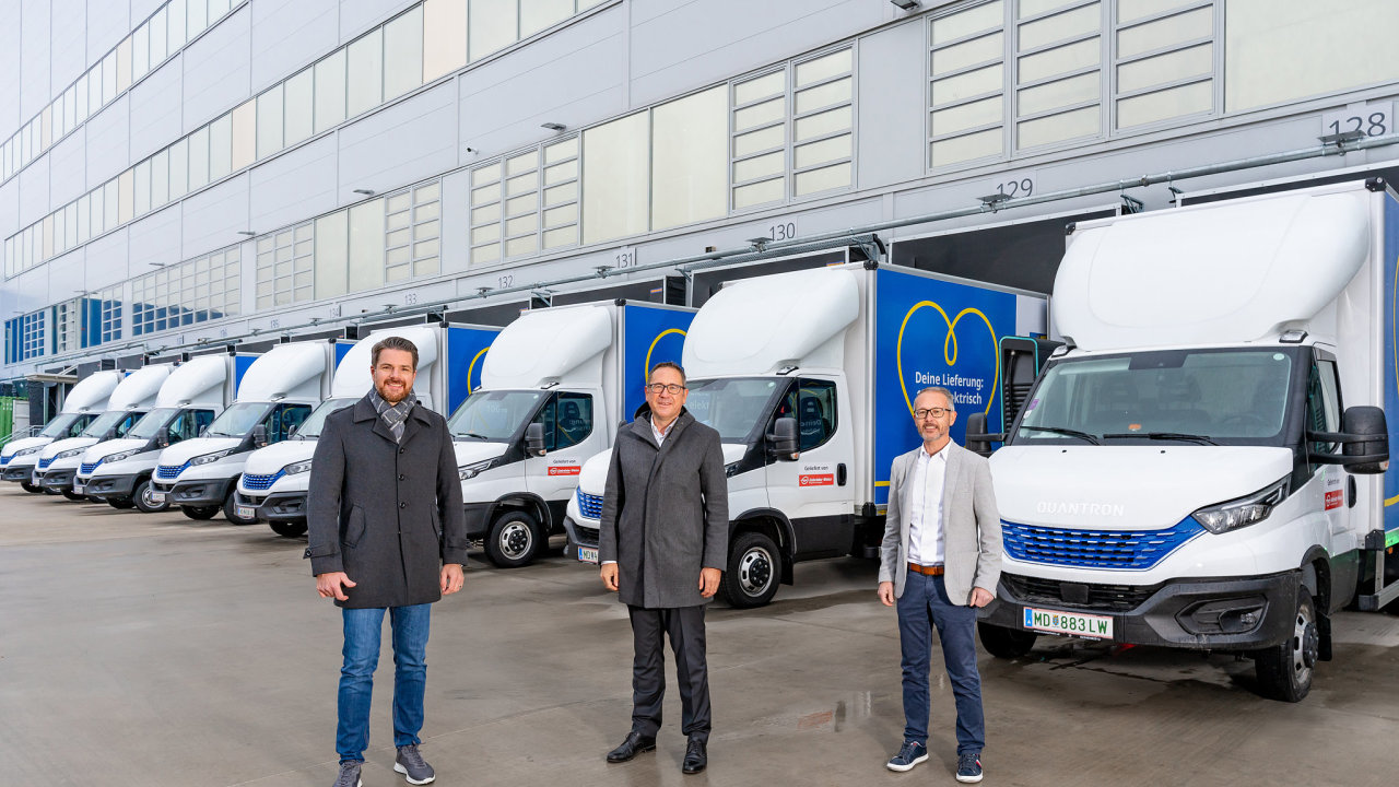 U flotily e-dodávek v distribuèním centru IKEA ve Vídni (zleva) stojí Claes Lindgren, Jürgen Bauer a Hannes Staubmann, produktový manažer Home Delivery v Gebrüder Weiss.