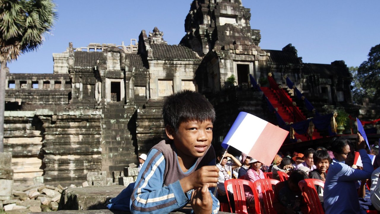 Kambodsk chlapec s francouzskou vlajkou ped chrmem Baphuon