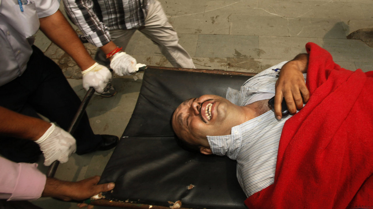 Zdravotnci odnen rann po vbuchu ped soudem v Dill
