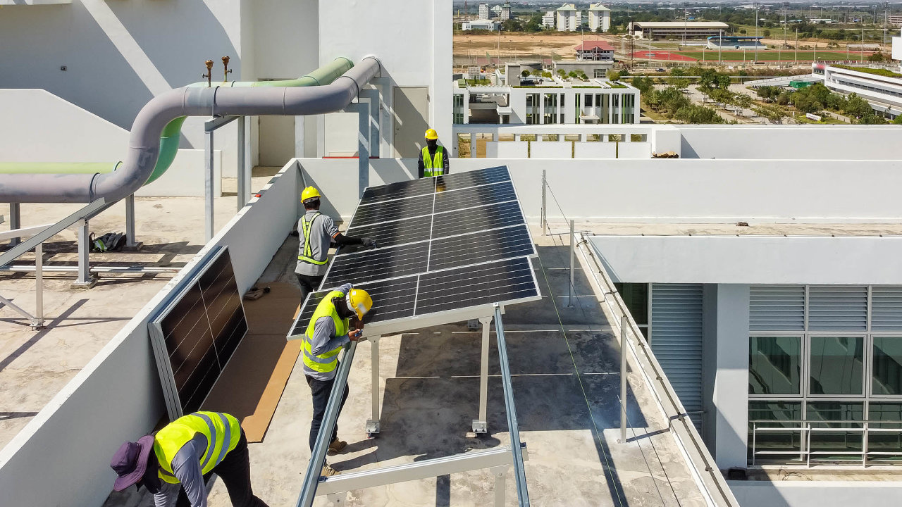 Zájem o energeticky úsporná řešení u firem i domácností zvyšují také drahé energie. Právě instalace fotovoltaických panelů je jednou z možností, kterou chce stát podporovat dotacemi.