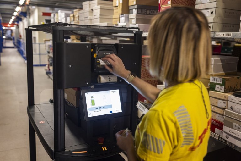 Souèástí robota je i tiskárna etiket, která zefektivòuje proces tisku a aplikace cenovek zboží.