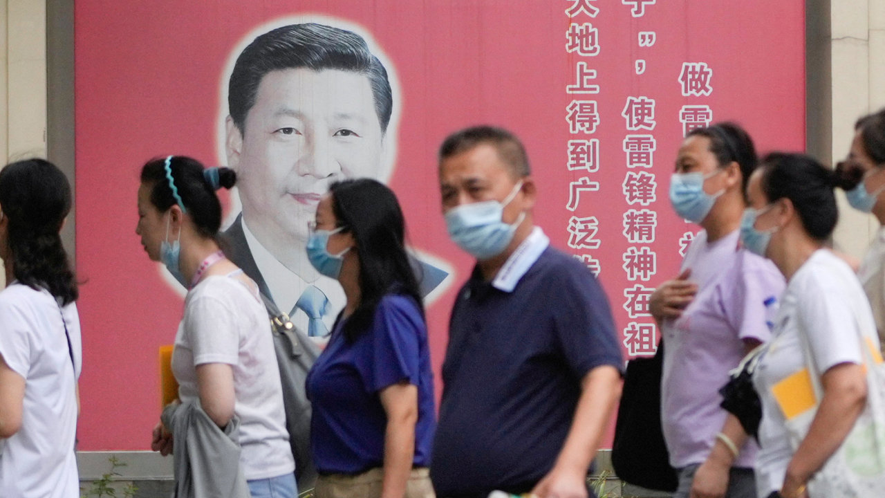 Èínský prezident Si �in-pching se odmítá vzdát politiky nulové tolerance ke covidu.