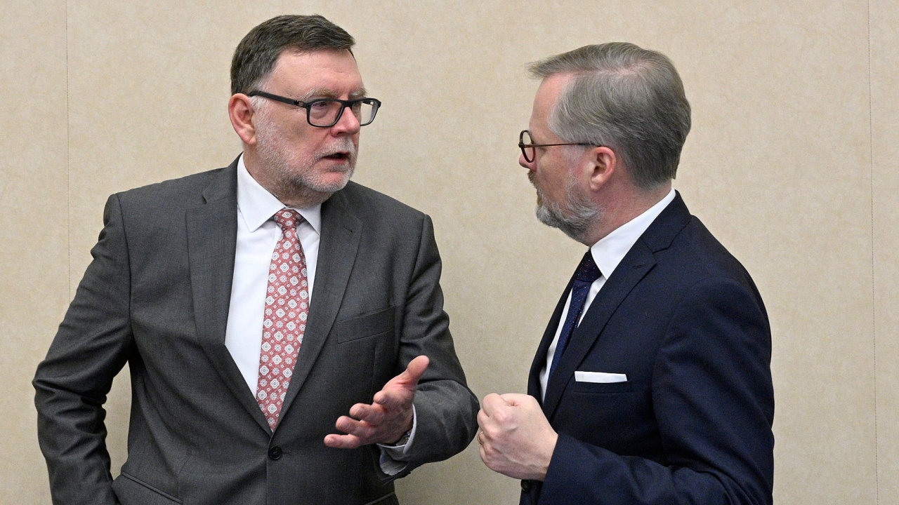 Ministr financí Zbynìk Stanjura (vlevo) a premiér Petr Fiala (oba ODS) na jednání vlády