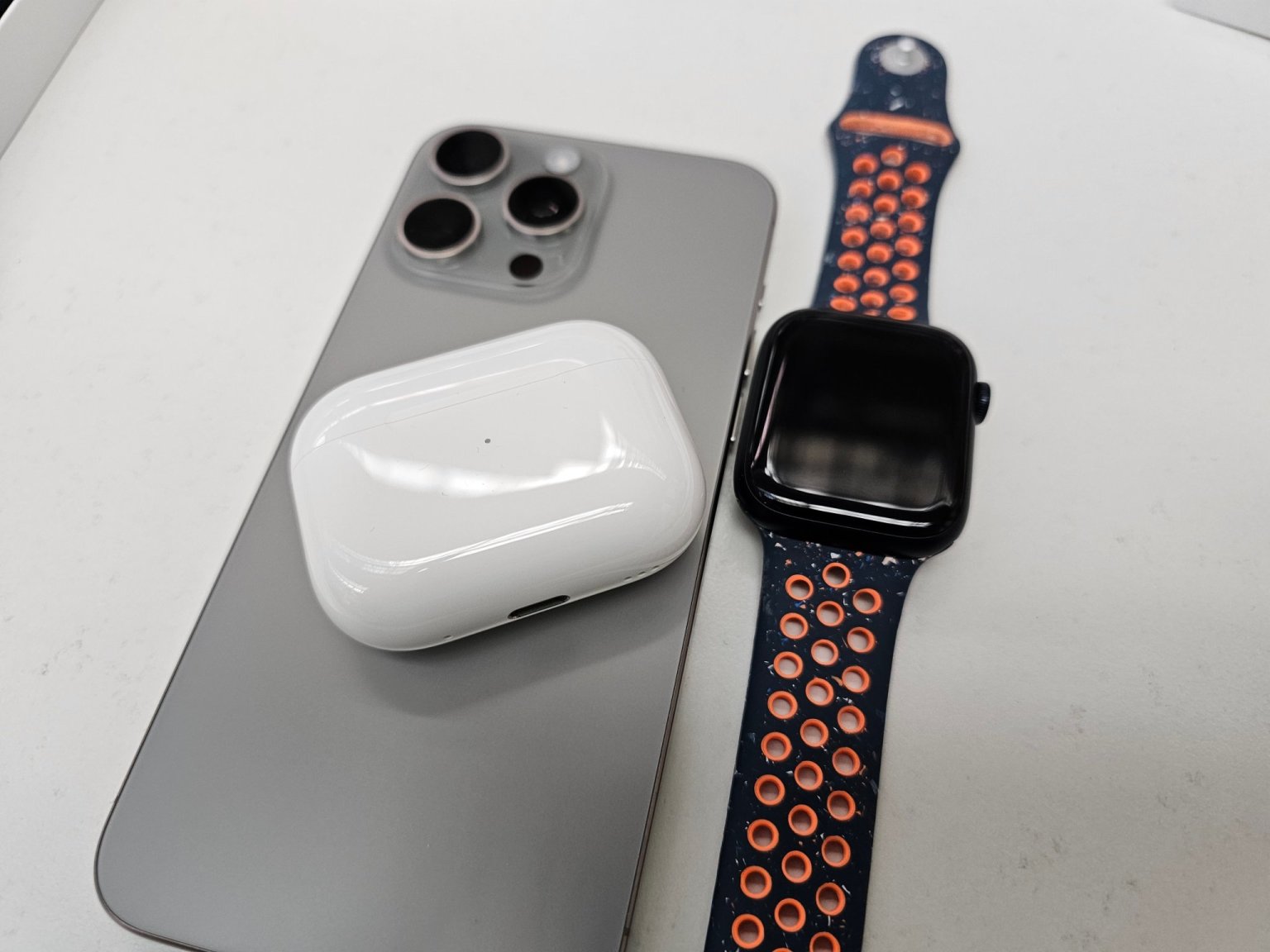 iPhone 15 Pro Max v pirozen titanov barv, nejlpe funguje v celm ekosystmu s hodinkami, sluchtky a potaem od Applu