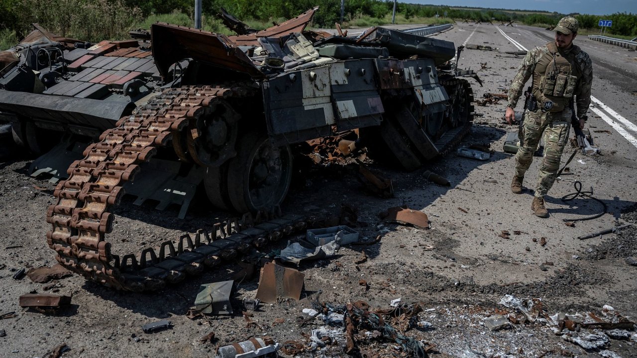 Ukrajinsk vojk prochz kolem znienho ukrajinskho tanku u vesnice Robotyne.
