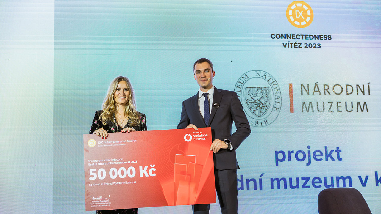 Foto 2 vitez kategorie Connectedness Narodni muzeum Adam Cironis s Veronika Brazdilova Vicepresident Vodafone Copy